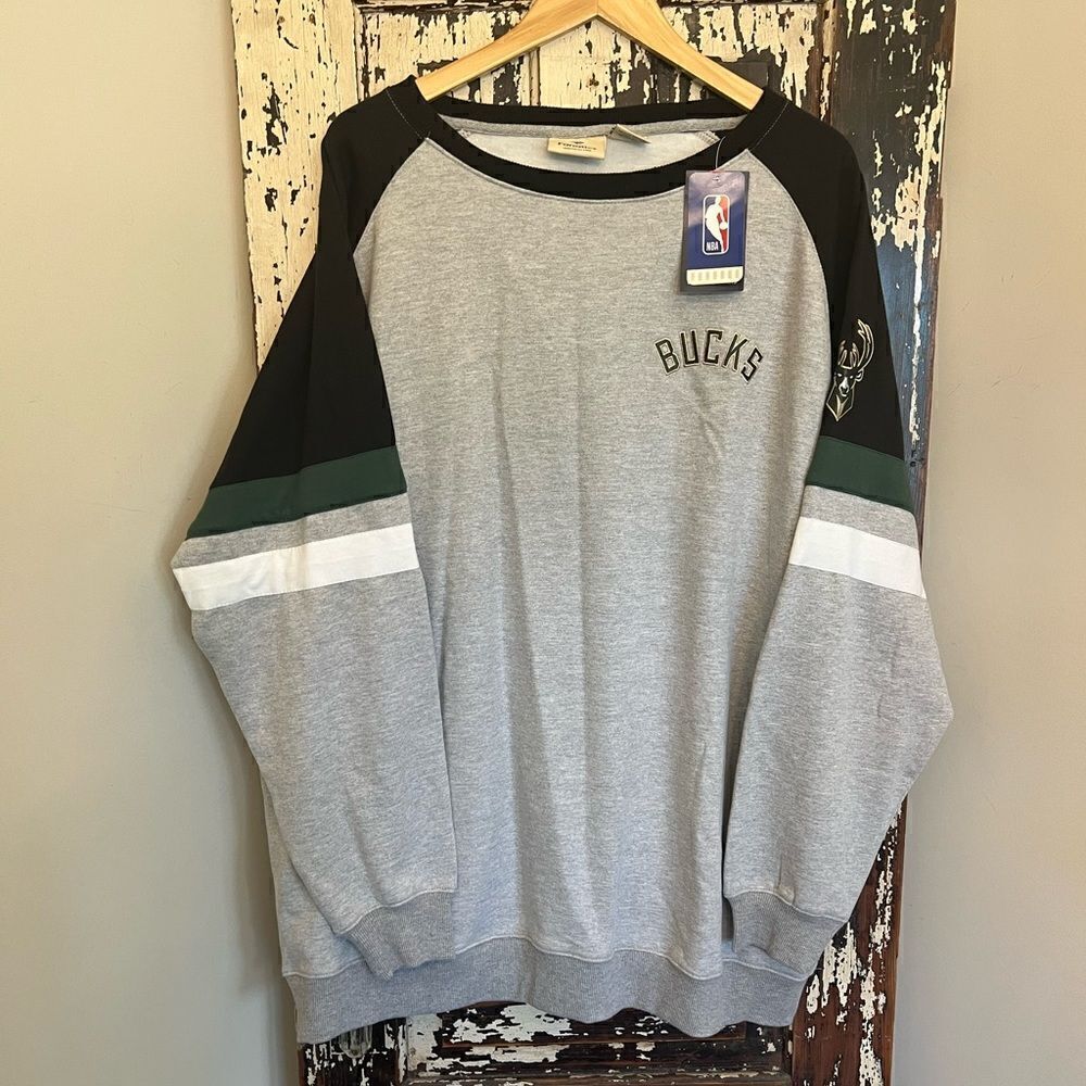 NWT Men’s Milwaukee Bucks Fanatics NBA Basketball sweatshirt.  Size 4XL.